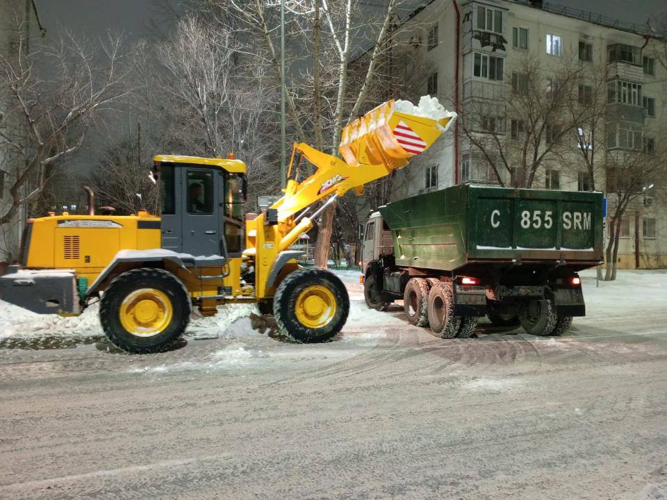 коммунальщики дежурят ночью в Астане