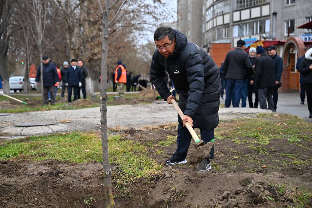 Нурлан Уранхаев сажает деревья